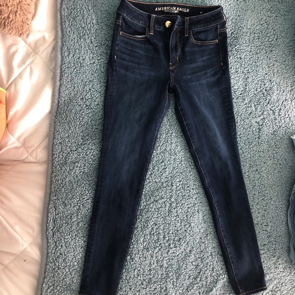 - American Eagle hi-rise jeans (regular )